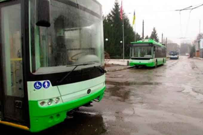 У мережі з'явилося відео з місця ДТП у Черкасах із новим тролейбусом (відео)