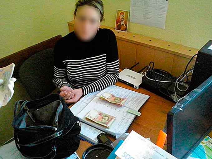 Працівниць черкаської інспекції захисту прав споживачів спіймали на хабарництві (фото)