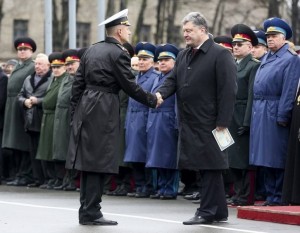 Серед випускників національного університету оборони імені Івана Черняховського, дипломи яким вручав особисто Президент Петро Порошенко – черкащанин Олексій Нікіфоров, який прославився тим, що після зради свого комбата зумів вивести з окупованої кримської Керчі підрозділ морських піхотинців. З Криму вони виходили останніми…