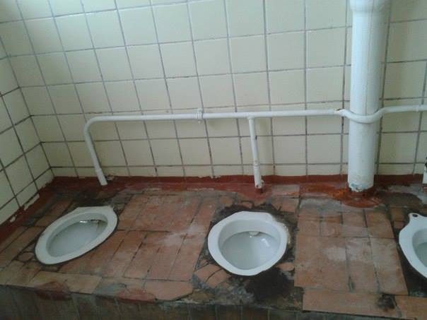 У Смілянській школі знайшли оригінальний спосіб зекономити на воді у туалеті (фото)