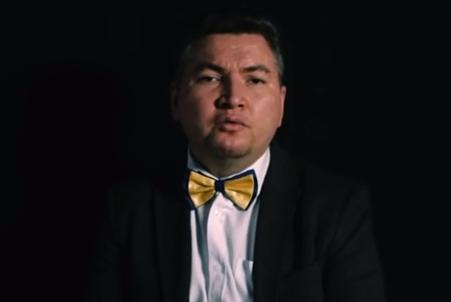 Transparency International Україна зняла відеоролик, у якому виконавчий директор організації Олексій Хмара наочно та максимально просто пояснює, як людина може повідомити про корупцію та куди