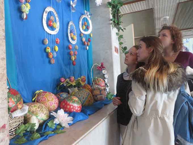 У Черкаському міському Палаці молоді відкрили виставку писанок «Великодні барви»