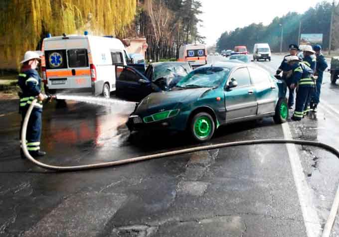 У Золотоніському районі рятувальники деблокували водія автомобіля, який потрапив у ДТП (фото, відео)