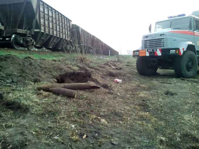 У Драбівському районі біля залізничної колії знайшли снаряди (фото)