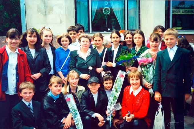 На фото: п’ятикласник Вілен Кільченко (нижній ряд, по центру) з товаришами і класним керівником