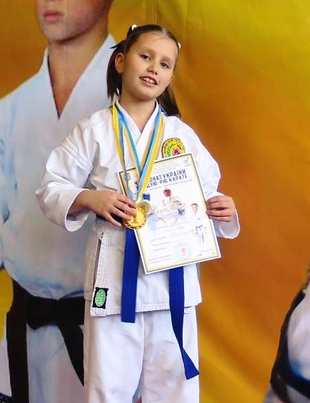 9-річна Юлія Білякова зі Сміли виборола золото чемпіонату України з годзю-рю карате. Потому — посіла ще два призових місця. 