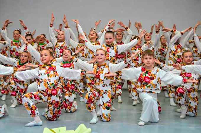 Минулими вихідними в Умані танцювала вся Україна. Майже півсотні колективів змагались за гран-прі «Квітневої феєрії». Не винятком були й уманчани, одразу три танцювальні колективи міста, вибороти ІІ місяця конкурсу.