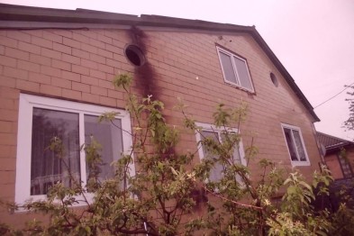 У Чорнобаї внаслідок вибуху кульової блискавки будинок зазнав значних пошкоджень. Господиня дому знепритомніла. 