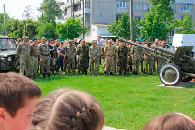 Школярці стало зле під час мітингу у Каневі, але «швидкої» поряд не було