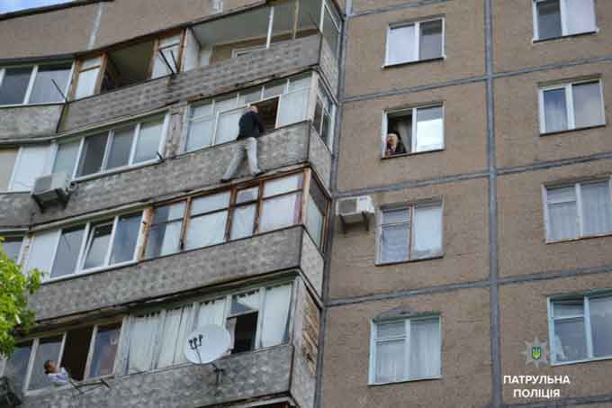 Інцидент стався 26 травня за адресою вулиця Сумгаїтська. З восьмого поверху хотів вистрибнути 31-річний хлопець. Про це черговій частині повідомила його мати.