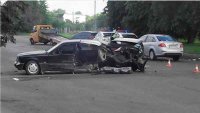 Жахлива аварія у Черкасах: "Мерседес" розірвало навпіл (фото)