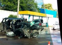 Жахлива аварія у Черкасах: "Мерседес" розірвало навпіл (фото)