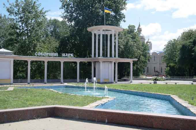 На площі біля Соборного скверу, що на перетині вулиць Смілянської та Надпільної, запустили фонтан
