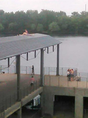 Молодь засмагає на даху накриття пристані, поблизу комунального підприємства &laquo;Авто-ріка&raquo;