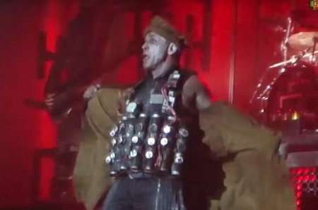 Вокаліст Rammstein шокував публіку поясом шахіда (відео)