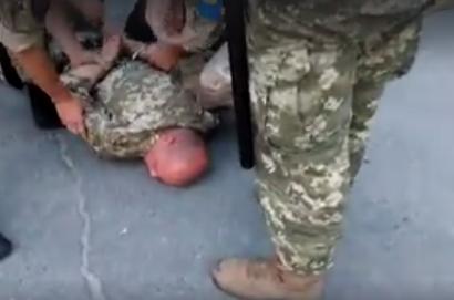З'явилося відео затримання полковника, який п'яним принижував своїх бійців на черкаському полігоні