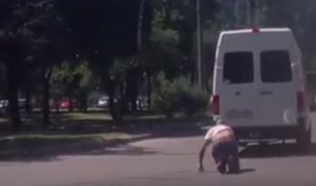 Українця двічі переїхав автобус, а він встав та пішов розбиратися з водієм (відео)