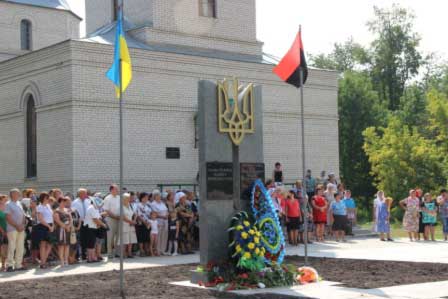 На території Свято-Миколаївської церкви відкрито пам’ятний знак загиблим воїнам АТО та Небесній Сотні