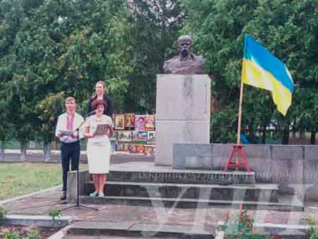 У селі Косенівка Уманського району на місці демонтованого Леніна до Дня Незалежності встановили погруддя Шевченка. 
