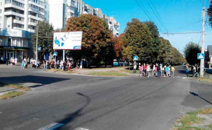 Мітингувальники перекрили рух тролейбусів по бульвару Шевченка. Про це у 