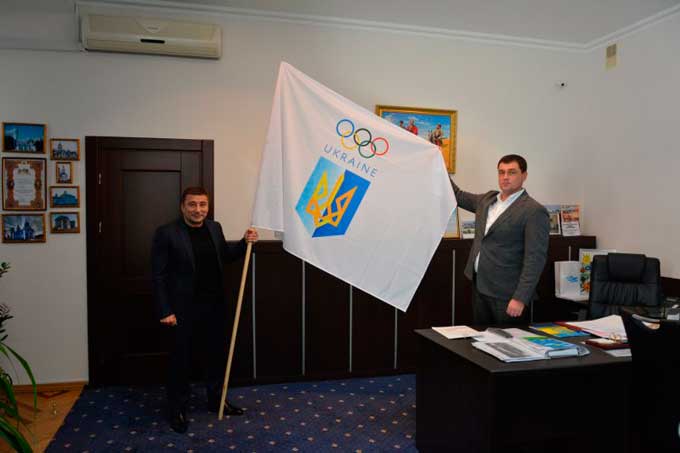 Олімпійський прапор вручили Костянтину Омаргалієву за постійну підтримку спорту в області