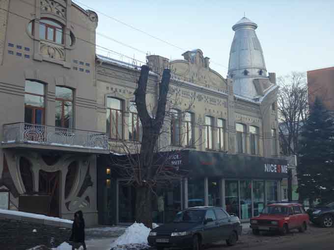 Історична будівля «Громадського банку», яка розташована по вул. Хрещатик, 251 у Черкасах, збудована 1914 року за проектом архітектора Владислава Городецького, знову зазнала «модернових» впливів.