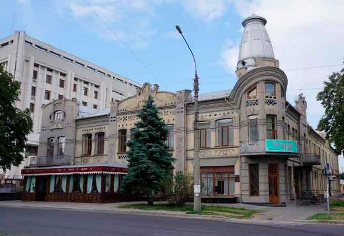 Історична будівля «Громадського банку», яка розташована по вул. Хрещатик, 251 у Черкасах