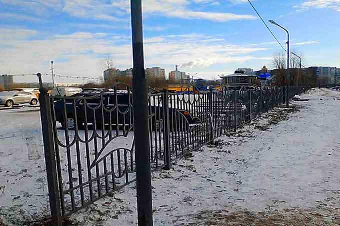 Відповідно до рішення виконавчого комітету, вранці 16 грудня почали демонтаж паркану за самовільно зайнятій земельній ділянці ТОВ “ВАІС”.