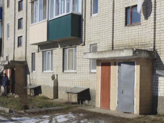 У Монастирищі Черкаської області місцевий підприємець вирішив «віджати» квартири у жителів. Приготував липові документи, писав листи з погрозами жителям і претендував на 30-квартирний 5-ти поверховий будинок.