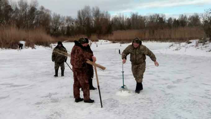 У Леськах і Худяках рятували рибу від задухи