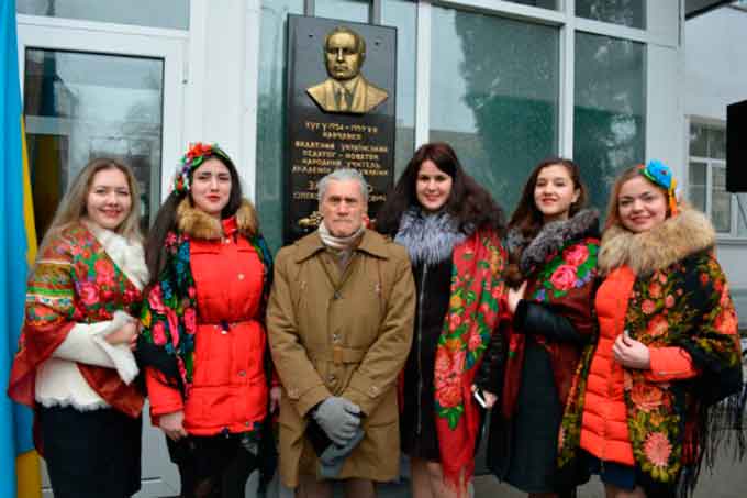 У Черкасах відкрили меморіальну стелу народному вчителю Олександру Захаренку