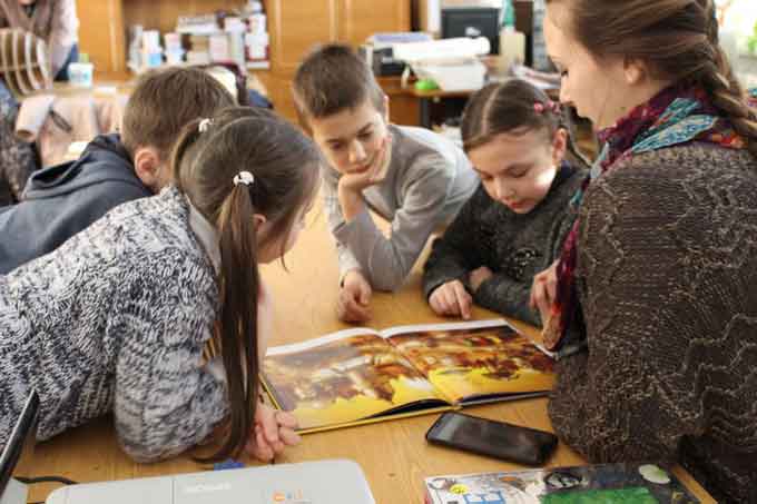 Золотоніських дітей навчають англійської волонтери Корпусу Миру