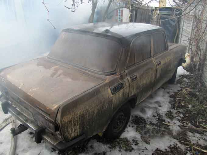 У Чорнобаї через коротке замикання у гаражі ледь не згорів «Москвич»