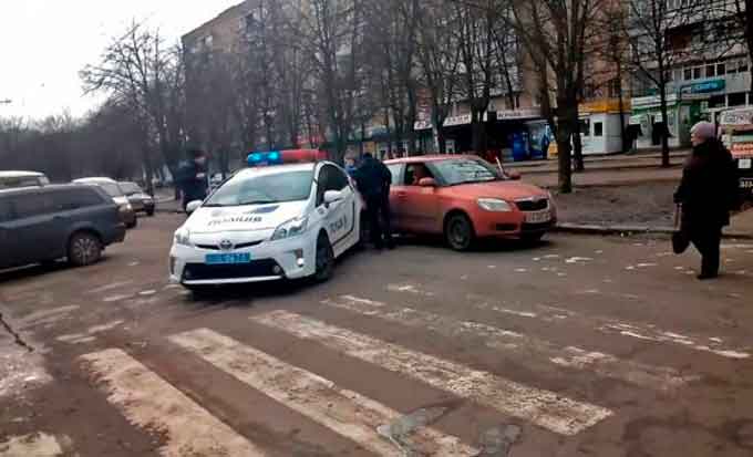 Вчера утром на улице Новопречистинской (бывшая Седова) в Черкассах произошло ДТП. Девушка-полицейский на патрульном автомобиле сдавала назад и врезалась в автомобиль, который в этот момент ехал по бульвару Шевченко