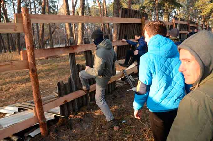 Черкаські активісти знесли незаконний паркан у Соснівці