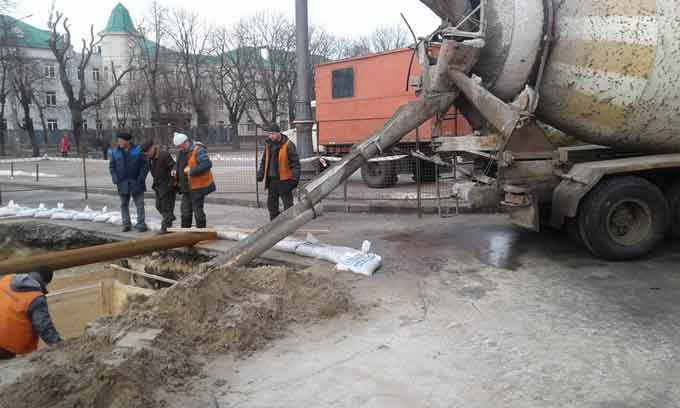 У зв’язку з наявністю інших комунікацій, викопувати чотирьохметрову траншею довелося майже вручну. Крім того, виконали роботи по монтажу дерев’яної опалубки та арматурних сіток. Проведено бетонування днища та стінок камери.