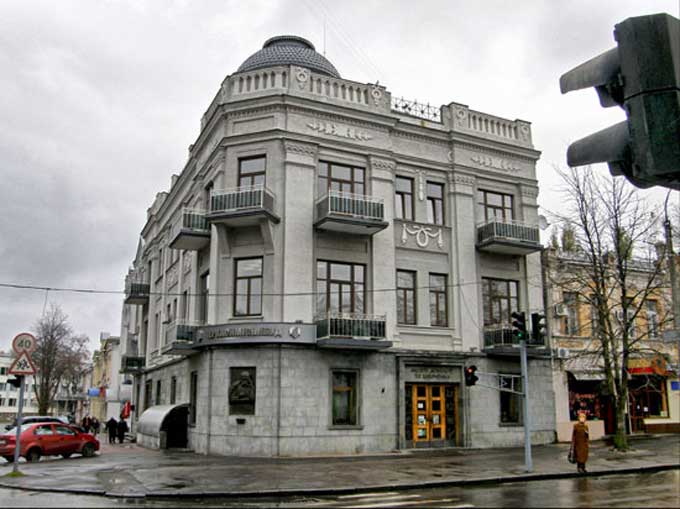 27 років музей «Кобзаря» міститься в колишньому будинку купців Цибульських, де гостював Тарас Шевченко