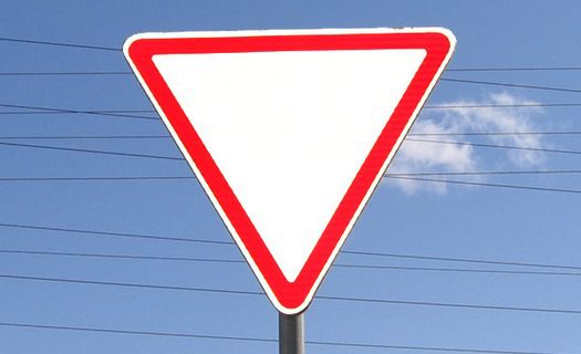 Дорожні знаки у Черкасах потребують масової заміни та оновлення