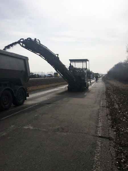 На замовлення Служби автомобільних доріг у Черкаській області минулого тижня продовжився ремонт правого проїзду з Черкас до Сміли на автодорозі Н-16 Золотоноша-Черкаси-Сміла-Умань.
