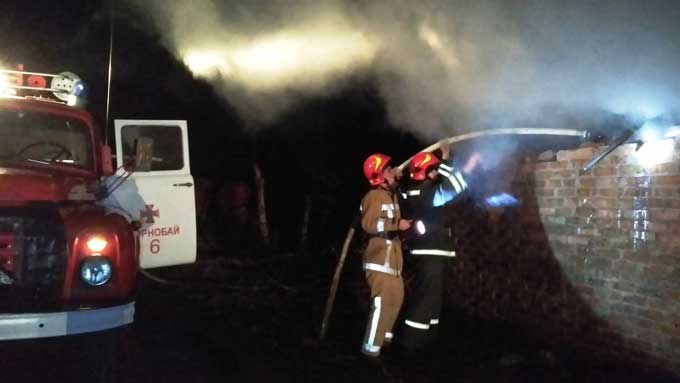 У Чорнобаївському районі рятувальники ліквідували пожежі двох надвірних споруд