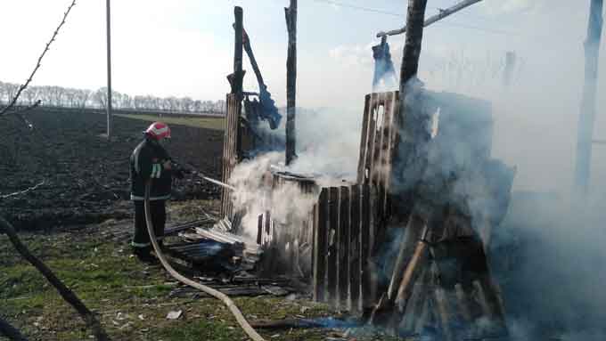 29 березня о 16:00 в селі Золотоношка Драбівського району виникла пожежа в сіннику на території приватного домоволодіння на вулиці Короленка. 