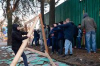 Черкаські активісти знесли незаконний паркан у Соснівці