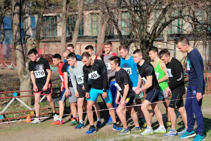 Студенти усіх вишів міста Умань змагались за першість з легкої атлетики. 29 березня в місті відбулись змагання з легкоатлетичного кросу.
