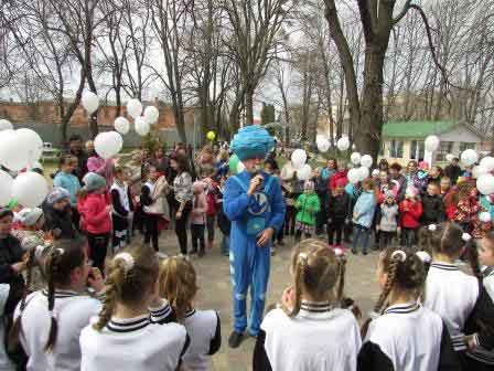 На Всесвітній день сміху у Шполі відкрили Казкове містечко