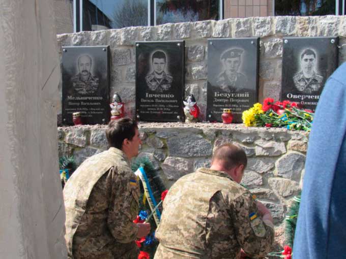 Вчора, вшановуючи пам’ять загиблого у зоні АТО захисника України, у Тальному урочисто відкрили меморіальну дошку військовослужбовцю Дмитру Оверченку.