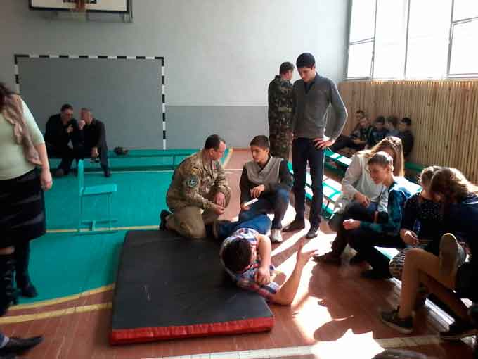 У Мошнівській загальноосвітній школі І-ІІІ ступенів 4 квітня для школярів було проведено навчання із тактичної медицини. 