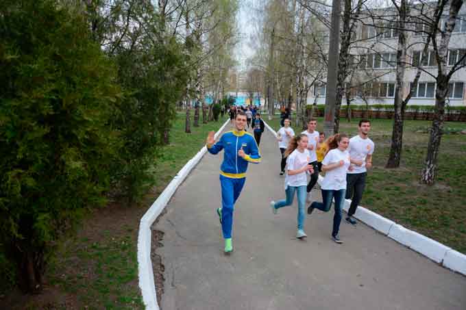 Школярі здійснили забіг мікрорайоном Черкас у Міжнародний день спорту