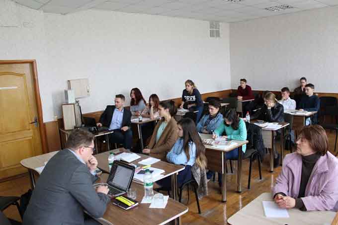 В Черкасах студентам-журналістам розповіли про судово-правову систему