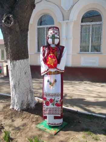 На Шполянщині народна майстриня виготовила велику ляльку-мотанку та диво-писанки