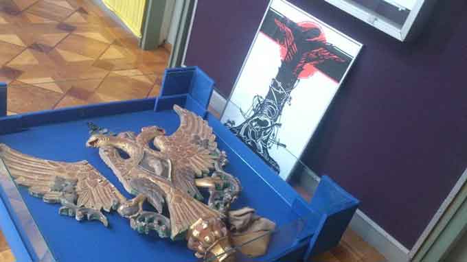 У черкаському краєзнавчому музеї двоголового імперського орла поклали на підлогу